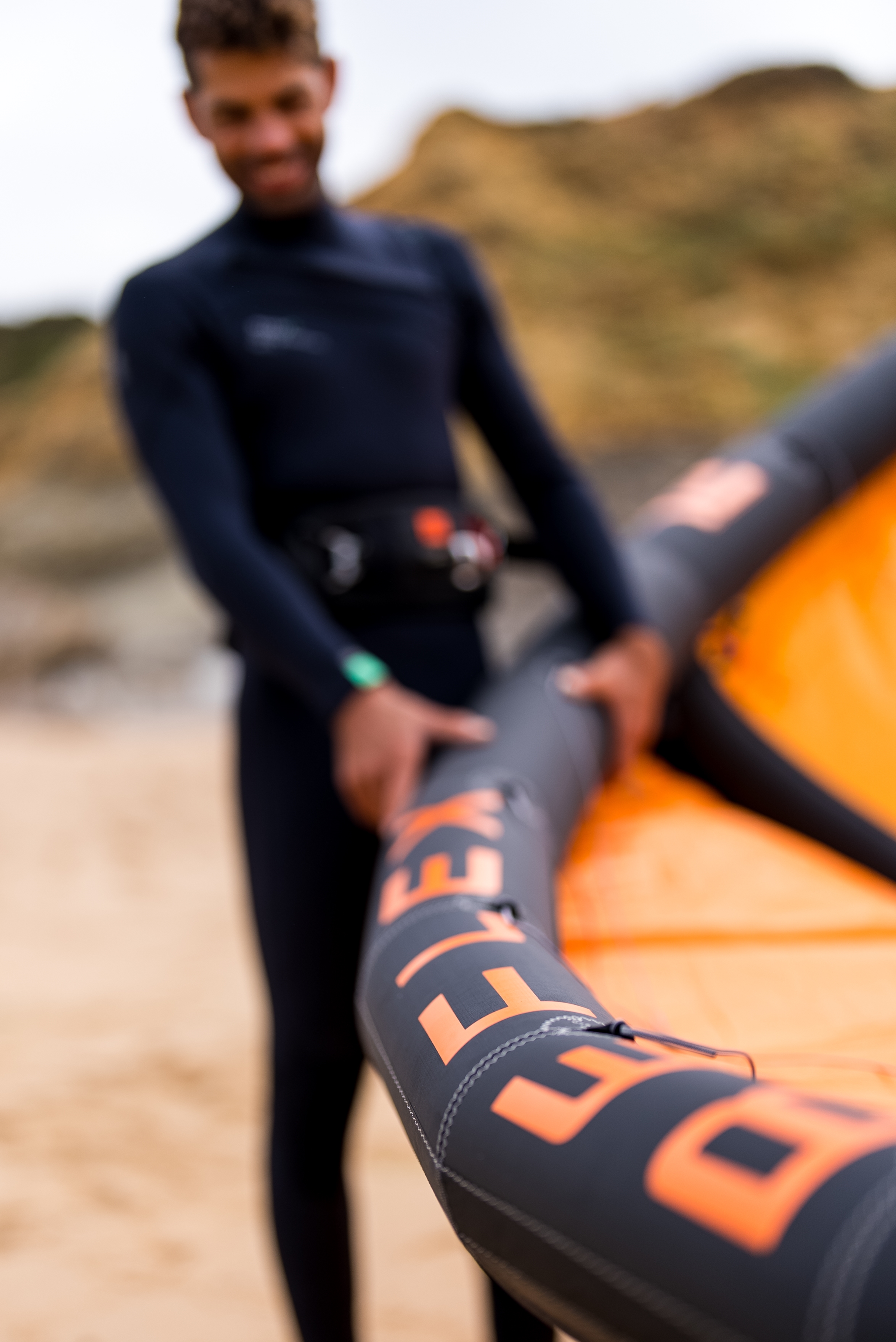 Kitesurfer med Ozone Reflex på stranden